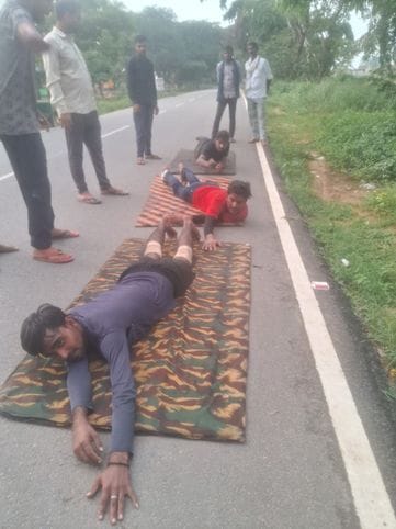 बिल्सी में हाईवे पर कांवड़ियों पर फूल बरसाते कोतवाल मनोज कुमार सिंह। संवाद बिल्सी में हाईवे पर कांवड़ियों पर फूल बरसाते कोतवाल मनोज कुमार सिंह। संवाद