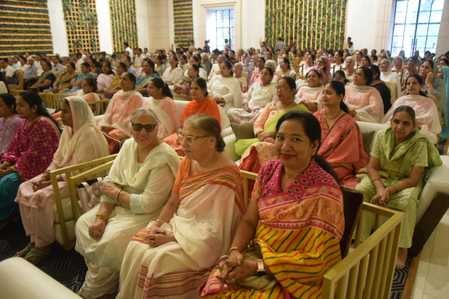 ब्रह्माकुमारीज सेक्टर - 25 की सोसाइटी द्वारा आयोजित कार्यक्रम में शपथ दिलाते अंजना बहन। स्रोत :