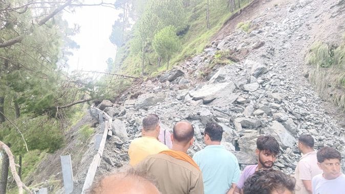 चंबा में परिहार के पास भूस्खलन के बाद मार्ग को बहाल करने में जुटी जेसीबी मशीनें।स्रोत जागरूक पा