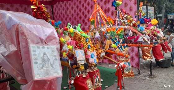 डिलारी। शिव भक्तों पर पुष्प वर्षा कर स्वागत करती पुलिस डिलारी। शिव भक्तों पर पुष्प वर्षा कर स्वागत करती पुलिस