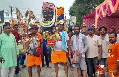 डिलारी। शिव भक्तों पर पुष्प वर्षा कर स्वागत करती पुलिस डिलारी। शिव भक्तों पर पुष्प वर्षा कर स्वागत करती पुलिस