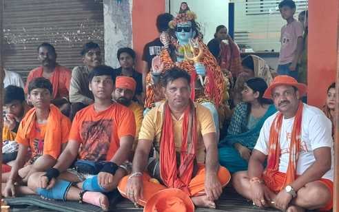 डिलारी। शिव भक्तों पर पुष्प वर्षा कर स्वागत करती पुलिस डिलारी। शिव भक्तों पर पुष्प वर्षा कर स्वागत करती पुलिस