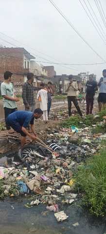 एमआरएफ सेंटर से उठती दुर्गंध और गंदगी के विरोध में प्रदर्शन कर धरना देते एकता विहार के निवासी। एमआरएफ सेंटर से उठती दुर्गंध और गंदगी के विरोध में प्रदर्शन कर धरना देते एकता विहार के निवासी।