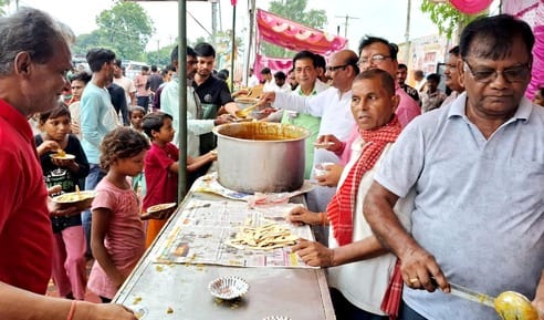 एमएफ हाईवे पर कांवड़ियों की सेवा में लगा दवाओं का शिविर। संवाद एमएफ हाईवे पर कांवड़ियों की सेवा में लगा दवाओं का शिविर। संवाद