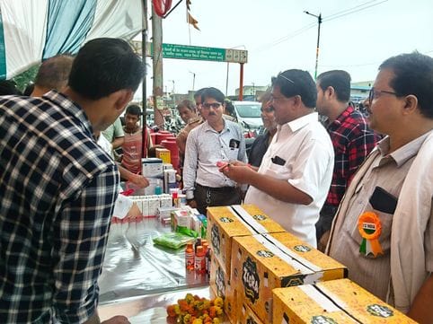 एमएफ हाईवे पर कांवड़ियों की सेवा में लगा दवाओं का शिविर। संवाद एमएफ हाईवे पर कांवड़ियों की सेवा में लगा दवाओं का शिविर। संवाद