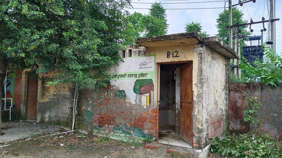 फोटो : 18 : सोनीपत के गांव गढ़ी झंझारा के राजकीय वरिष्ठ माध्यमिक स्कूल की जर्जर छत। संवाद