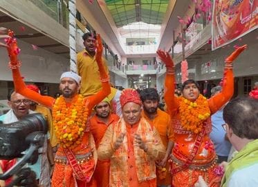 फोटो 23: हरिद्वार में सावन जोत महोत्सव के दौरान जोत की आराधना करते सोनीपत से विधायक निखिल मदान फोटो 23: हरिद्वार में सावन जोत महोत्सव के दौरान जोत की आराधना करते सोनीपत से विधायक निखिल मदान