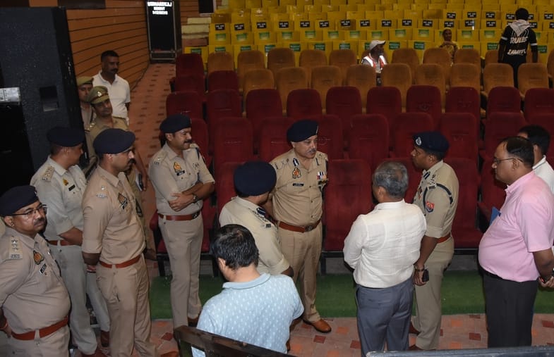 गोगा म्हाड़ी पर सरोवर के पास मुख्यमंत्री के लिए तैयार किया जा रहा पूजा स्थल गोगा म्हाड़ी पर सरोवर के पास मुख्यमंत्री के लिए तैयार किया जा रहा पूजा स्थल