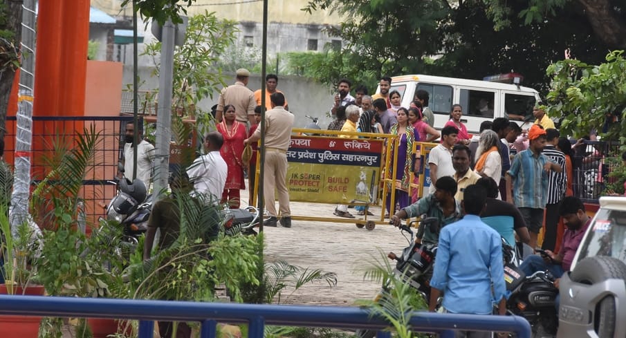 गोगा म्हाड़ी पर सरोवर के पास मुख्यमंत्री के लिए तैयार किया जा रहा पूजा स्थल गोगा म्हाड़ी पर सरोवर के पास मुख्यमंत्री के लिए तैयार किया जा रहा पूजा स्थल
