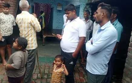 गजरौला क्षेत्र के गांव सराय सुंदरपुर में घटना के बाद बिखरा पड़ा सामान। स्रोत: सोशल मीडिया गजरौला क्षेत्र के गांव सराय सुंदरपुर में घटना के बाद बिखरा पड़ा सामान। स्रोत: सोशल मीडिया