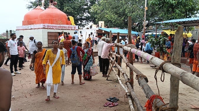 गोला के भूतनाथ मंदिर पर श्रद्धालुओं की भीड़। संवाद