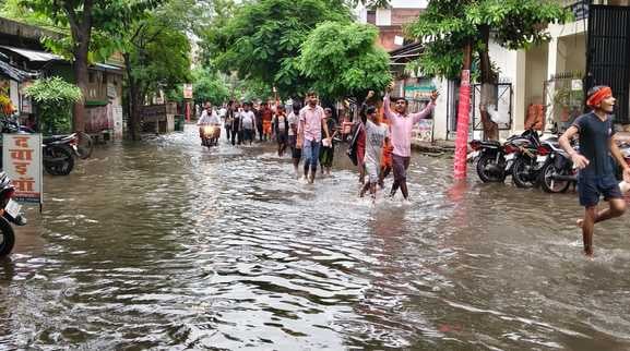 गोला के भूतनाथ मंदिर पर श्रद्धालुओं की भीड़। संवाद