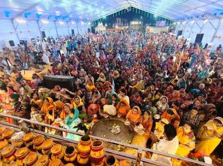 जिला कारागार में कथावाचक का माला पहनाकर स्वागत करते जेलअधीक्षक। स्रोत: जेल