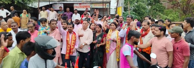 जलालाबाद में हाईवे से निकलते कांवड़िए। संवाद