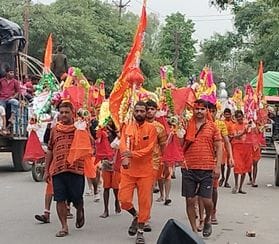 जलालाबाद में हाईवे से निकलते कांवड़िए। संवाद