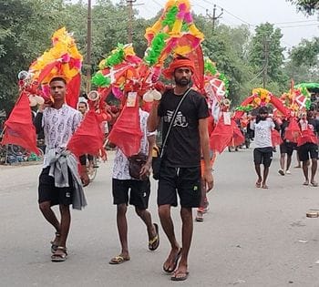 जलालाबाद में हाईवे से निकलते कांवड़िए। संवाद