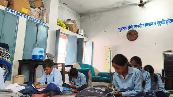 जर्जर कमरे में आई दरार। संवाद जर्जर कमरे में आई दरार। संवाद