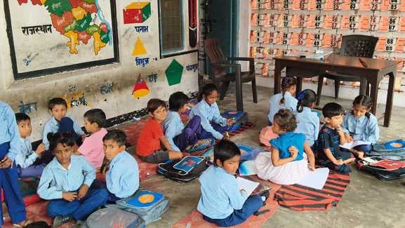 जर्जर कमरे में आई दरार। संवाद जर्जर कमरे में आई दरार। संवाद