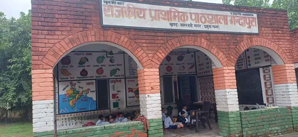 जर्जर कमरे में आई दरार। संवाद जर्जर कमरे में आई दरार। संवाद