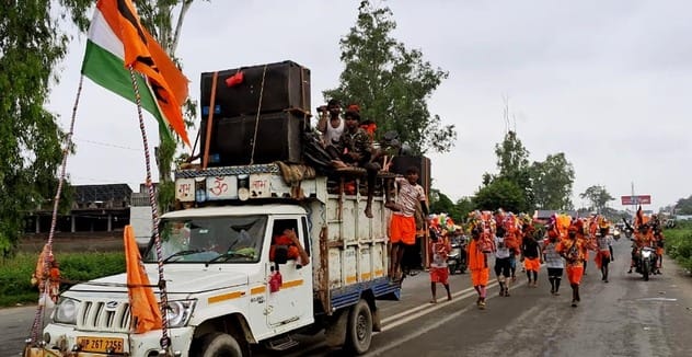 कछला गंगाघाट पर डुबकी लगाते शिवभक्त। संवाद
