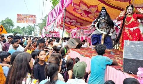 कछला गंगाघाट पर डुबकी लगाते शिवभक्त। संवाद