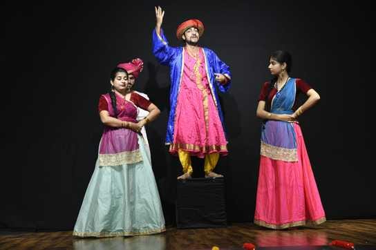 कुरुक्षेत्र। कलाकृति भवन में हास्य नाटक उजबक राजा का मंचन करते कलाकार। संवाद