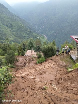 कुशवा गांव में भूस्खलन से तबाही घर खतरे में। संवाद कुशवा गांव में भूस्खलन से तबाही घर खतरे में। संवाद