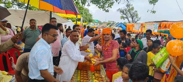 कांवड़ लेकर गौरीशंकर मंदिर पहुंचते कांवड़िया। संवाद कांवड़ लेकर गौरीशंकर मंदिर पहुंचते कांवड़िया। संवाद