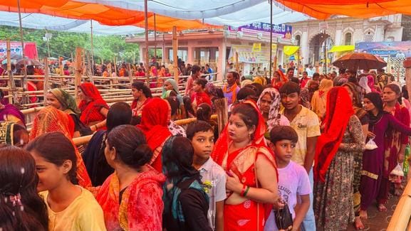 कांवड़ लेकर गौरीशंकर मंदिर पहुंचते कांवड़िया। संवाद कांवड़ लेकर गौरीशंकर मंदिर पहुंचते कांवड़िया। संवाद