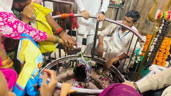 कांवड़ लेकर गौरीशंकर मंदिर पहुंचते कांवड़िया। संवाद कांवड़ लेकर गौरीशंकर मंदिर पहुंचते कांवड़िया। संवाद