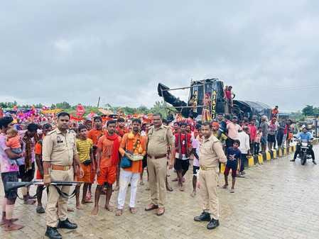 कांवड़ लेकर गौरीशंकर मंदिर पहुंचते कांवड़िया। संवाद कांवड़ लेकर गौरीशंकर मंदिर पहुंचते कांवड़िया। संवाद