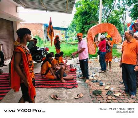 कांवड़ लेकर गौरीशंकर मंदिर पहुंचते कांवड़िया। संवाद कांवड़ लेकर गौरीशंकर मंदिर पहुंचते कांवड़िया। संवाद