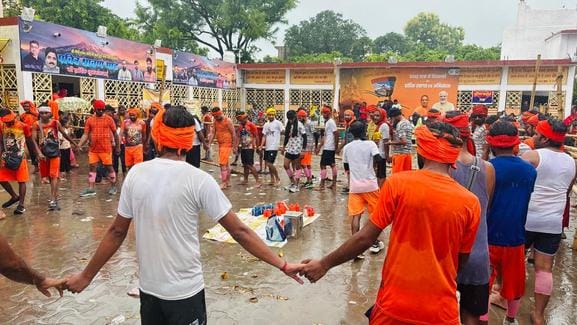 कांवड़ लेकर गौरीशंकर मंदिर पहुंचते कांवड़िया। संवाद कांवड़ लेकर गौरीशंकर मंदिर पहुंचते कांवड़िया। संवाद