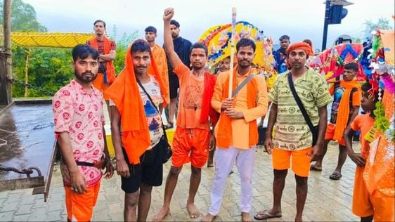 कांवड़ लेकर गौरीशंकर मंदिर पहुंचते कांवड़िया। संवाद कांवड़ लेकर गौरीशंकर मंदिर पहुंचते कांवड़िया। संवाद