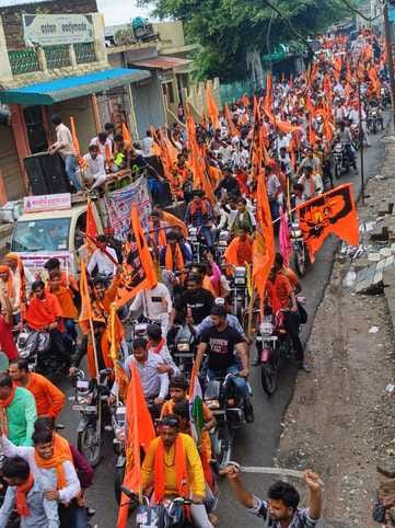 कांवड़ लेकर गौरीशंकर मंदिर पहुंचते कांवड़िया। संवाद कांवड़ लेकर गौरीशंकर मंदिर पहुंचते कांवड़िया। संवाद