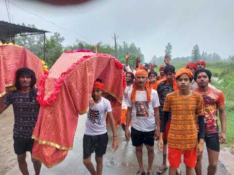 कांवड़ लेकर गौरीशंकर मंदिर पहुंचते कांवड़िया। संवाद कांवड़ लेकर गौरीशंकर मंदिर पहुंचते कांवड़िया। संवाद