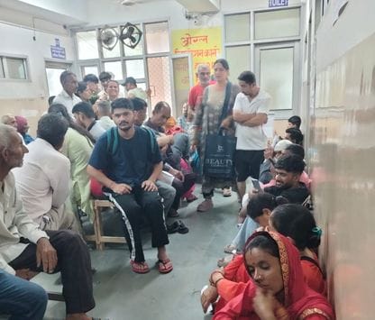 मेडिकल कॉलेज के पंजीकरण कक्ष में पर्ची बनाने के लिए लगी मरीजों की कतार। संवाद मेडिकल कॉलेज के पंजीकरण कक्ष में पर्ची बनाने के लिए लगी मरीजों की कतार। संवाद