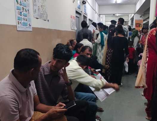 मेडिकल कॉलेज के पंजीकरण कक्ष में पर्ची बनाने के लिए लगी मरीजों की कतार। संवाद मेडिकल कॉलेज के पंजीकरण कक्ष में पर्ची बनाने के लिए लगी मरीजों की कतार। संवाद