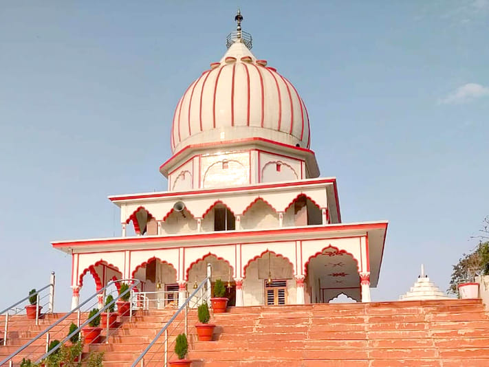 मंदिर में विराजमान भगवान शिव-पार्वती की मूर्ति व स्वयंभू शिवलिंग। संवाद मंदिर में विराजमान भगवान शिव-पार्वती की मूर्ति व स्वयंभू शिवलिंग। संवाद