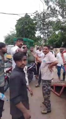 नगर निगम की टीम से भिड़ते युवक।