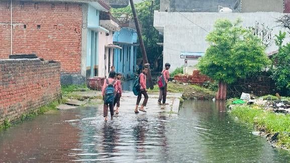 प्राथमिक विद्यालय चिड़ियादाह में भरा बारिश का पानी। संवाद प्राथमिक विद्यालय चिड़ियादाह में भरा बारिश का पानी। संवाद