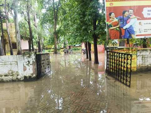 प्राथमिक विद्यालय चिड़ियादाह में भरा बारिश का पानी। संवाद प्राथमिक विद्यालय चिड़ियादाह में भरा बारिश का पानी। संवाद