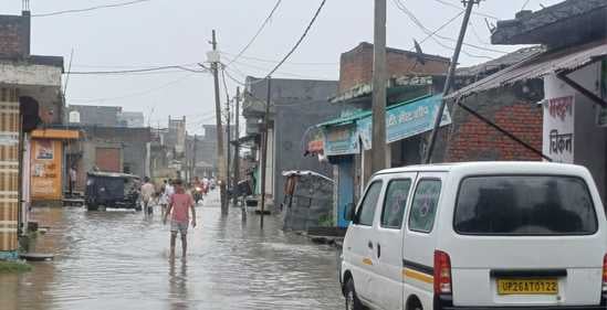 प्राथमिक विद्यालय चिड़ियादाह में भरा बारिश का पानी। संवाद प्राथमिक विद्यालय चिड़ियादाह में भरा बारिश का पानी। संवाद