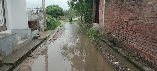 प्राथमिक विद्यालय चिड़ियादाह में भरा बारिश का पानी। संवाद प्राथमिक विद्यालय चिड़ियादाह में भरा बारिश का पानी। संवाद