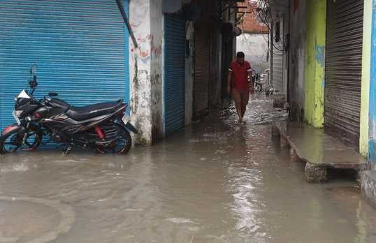 प्राथमिक विद्यालय चिड़ियादाह में भरा बारिश का पानी। संवाद प्राथमिक विद्यालय चिड़ियादाह में भरा बारिश का पानी। संवाद