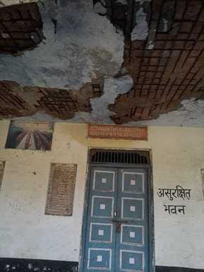 राजकीय सीसे स्कूल कवी का कंडम हाल। संवाद राजकीय सीसे स्कूल कवी का कंडम हाल। संवाद