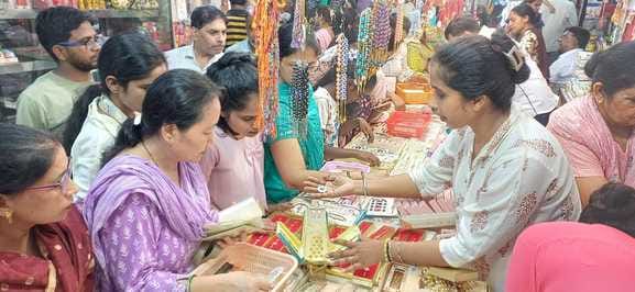 रामबाजार में आकर्षक राखियां। संवाद