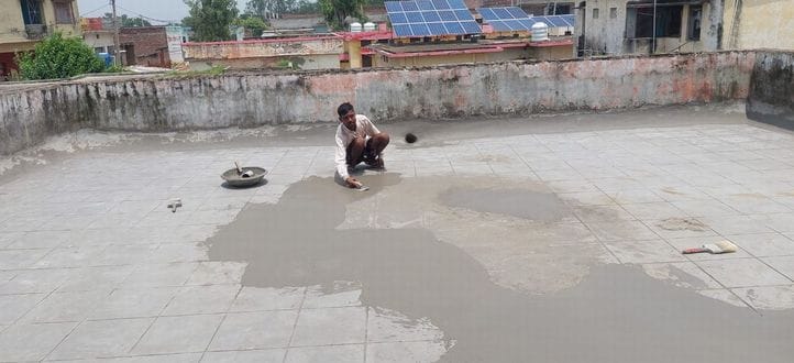 सीएचसी भवन की मरम्मत को लाई गईं ईंटे। संवाद