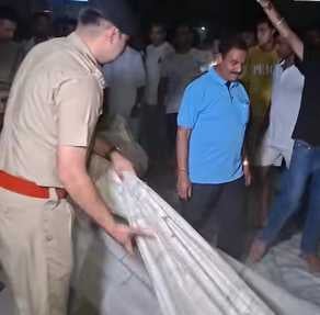 ससौली रोड पर जाम लगाने वाले लोगों को समझाने पहुंचे सीटीएम व डीएसपी। संवाद
