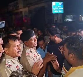 ससौली रोड पर जाम लगाने वाले लोगों को समझाने पहुंचे सीटीएम व डीएसपी। संवाद